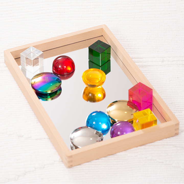 Objects on mirrored tray