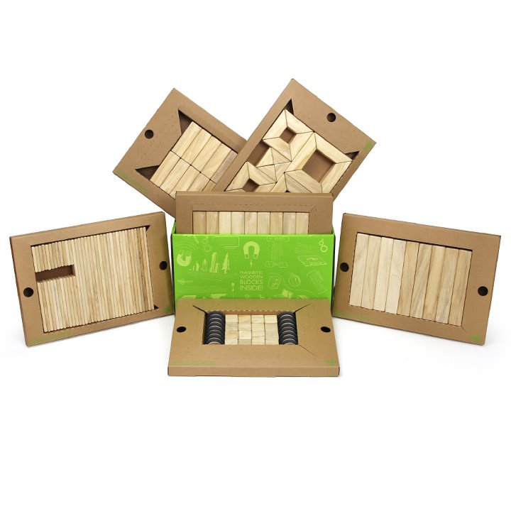 Natural wooden and magnetic building set