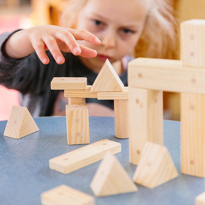 Wooden blocks wit integrated magnets
