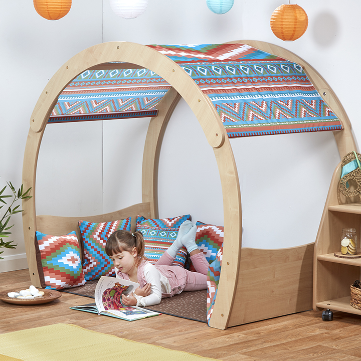 Cosy cove with an arched, circular frame