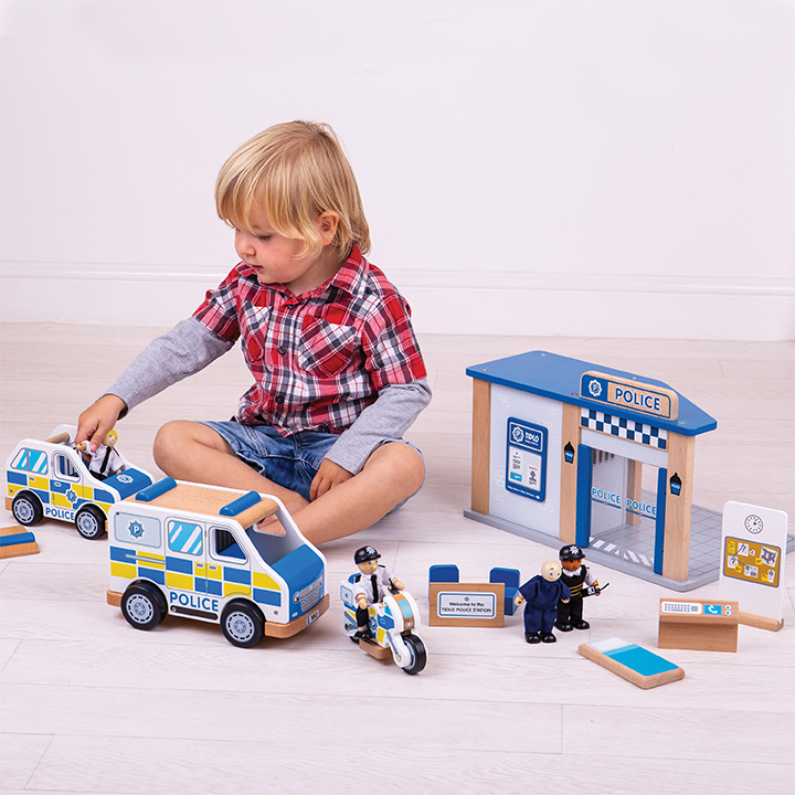 Police Station with a car, van, police officers and crimina