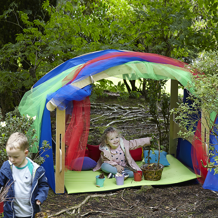 Folding den in an outdoor setting