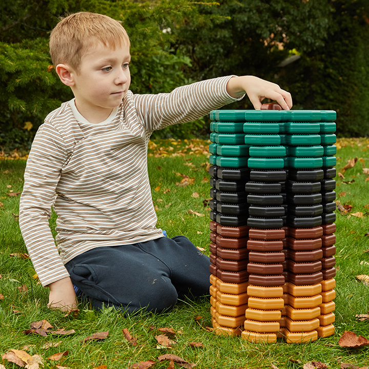 20 construction pieces on storage stick