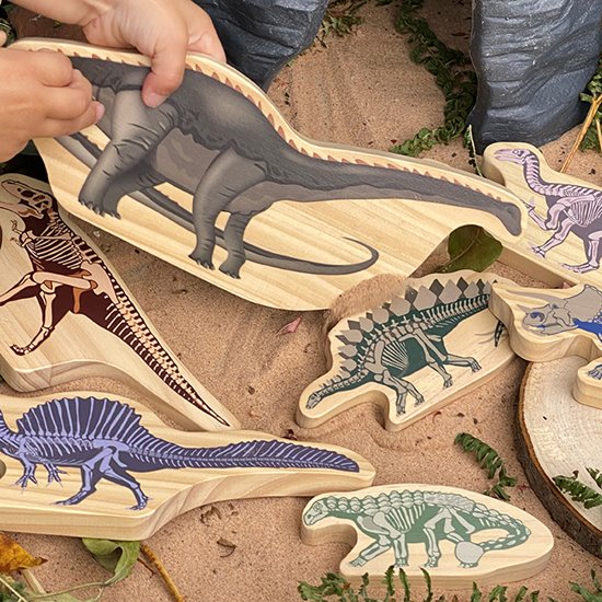 Set of 8 wooden dinosaurs