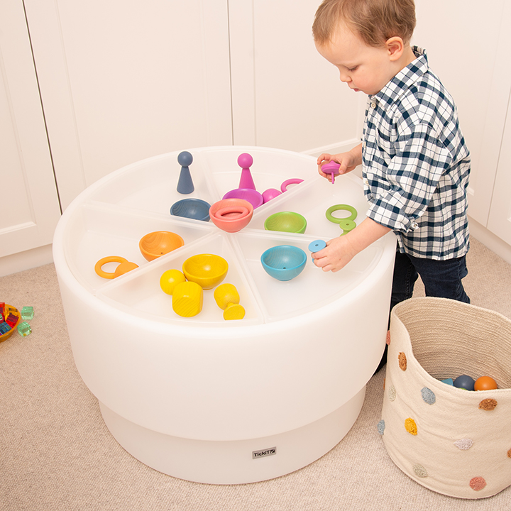 Six trays dividing a light table