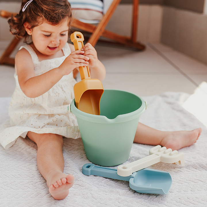 Bucket set for sand play