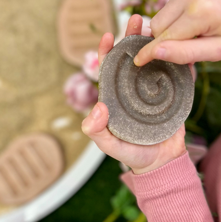 Stones for tracing patterns