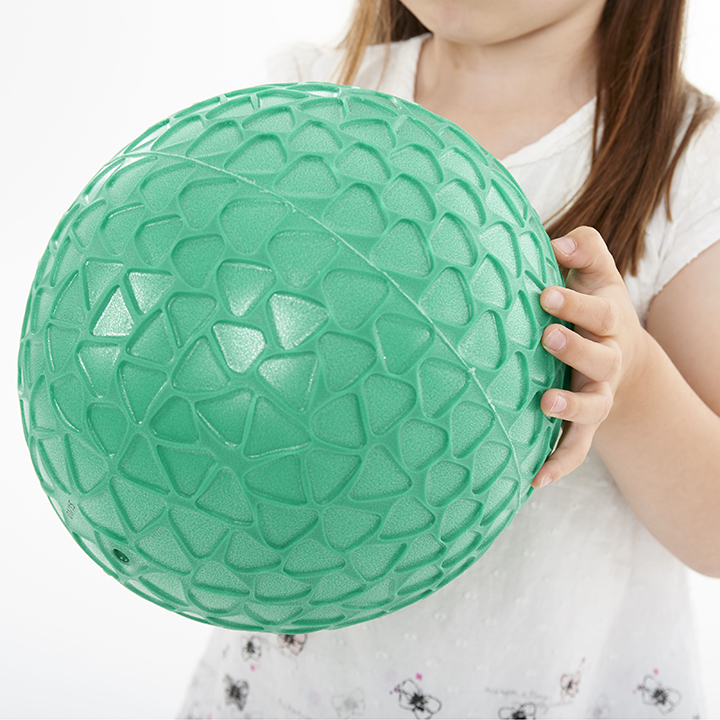 Coloured inflatable ball with honeycomb surface