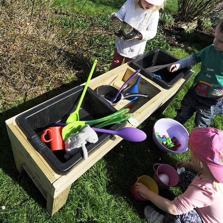 Garden messy play table