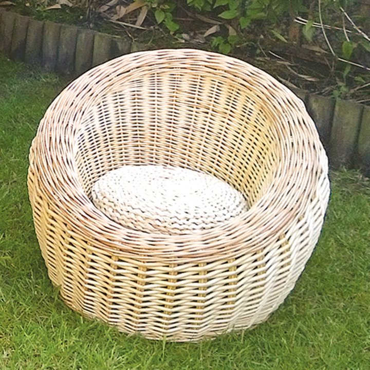 Wicker chair with pad